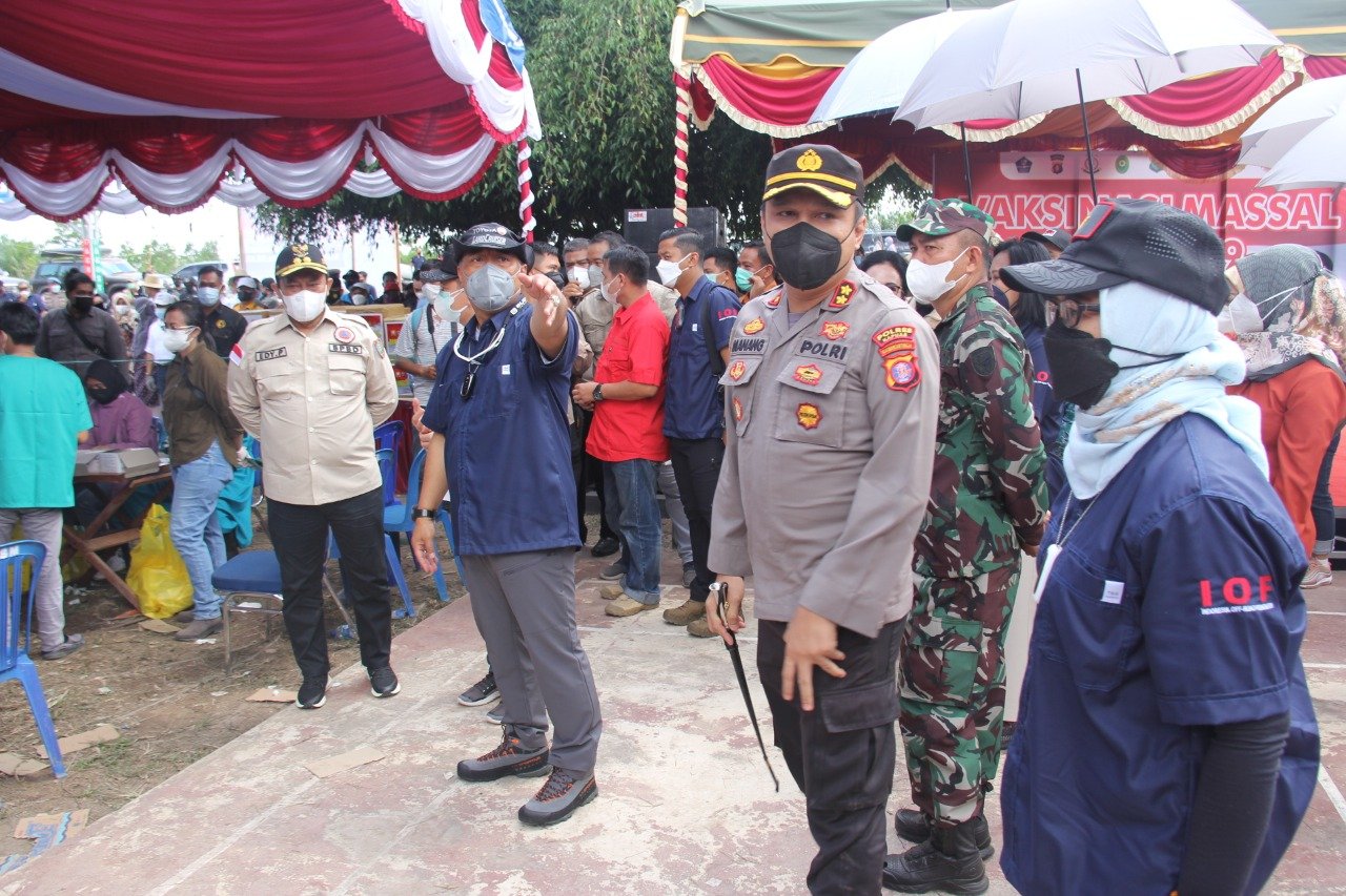 Kapolda Bersama Wagub Kalteng Tinjau Vaksinasi Di Mantangai