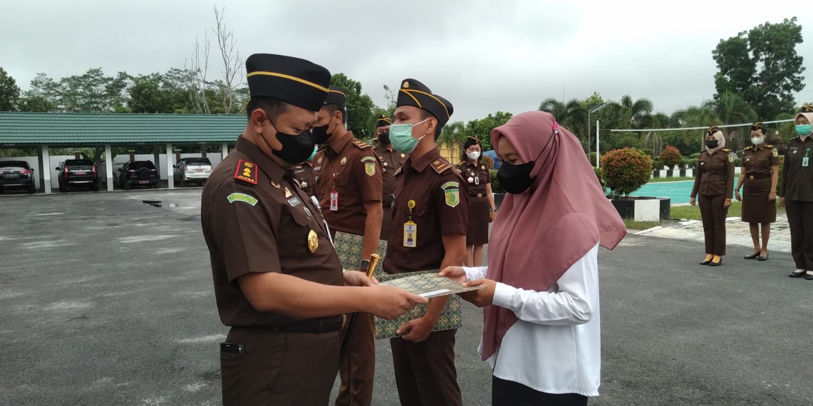 Kejaksaan Negeri Pulang Pisau Laksanakan Apel Pagi Dan Pemberian Piagam Penghargaan Pegawai Teladan Triwulan III 2021