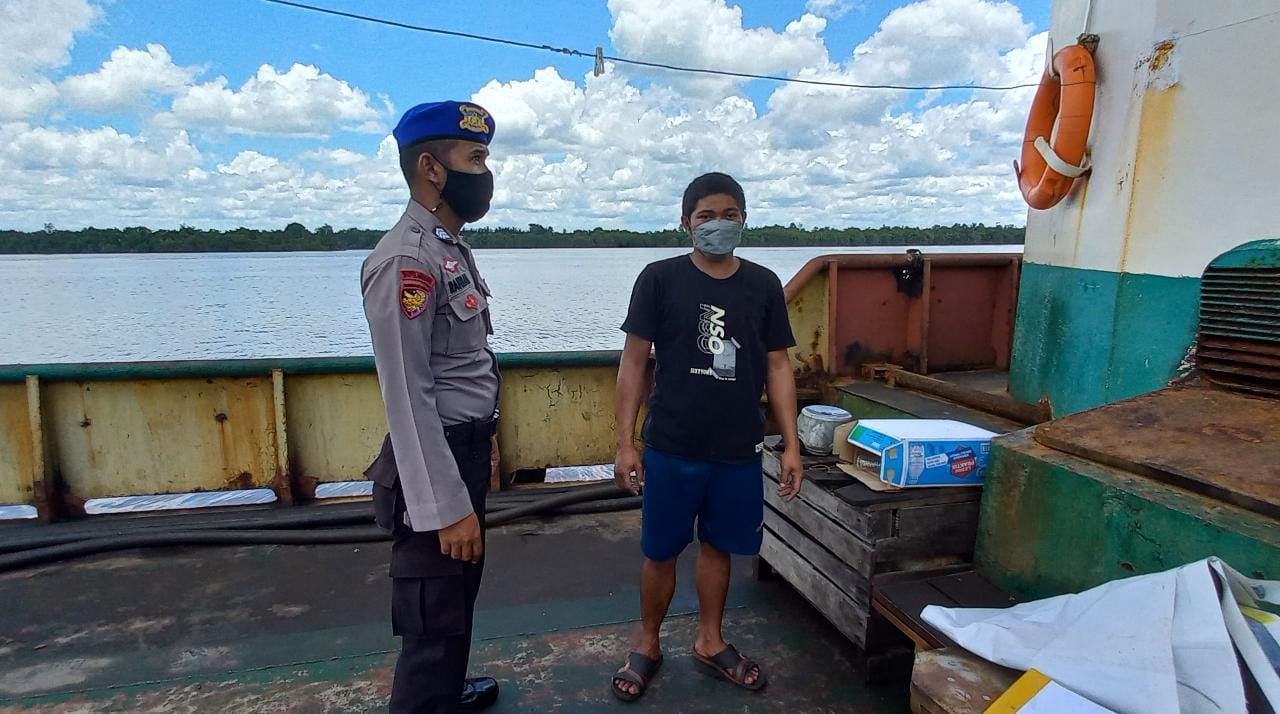 Satpolairud Polres Kapuas Cek Alat Keselamatan Kapal KM. Hasanah 