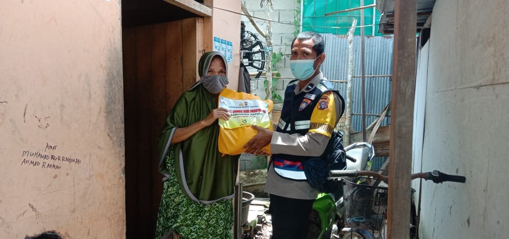 Peringati Hari Sumpah Pemuda, Bhabinkamtibmas Desa Bangun Harjo Bagikan Bantuan Sembako Kepada Warga