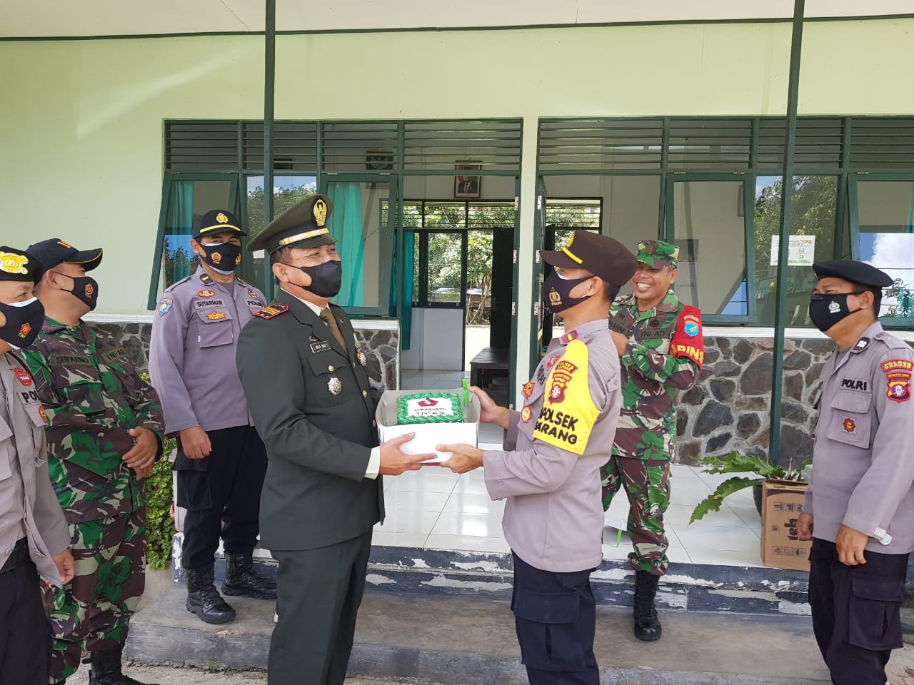 HUT TNI ke-76, Kapolsek Basarang Beri Kejutan Kue Ulang Tahun