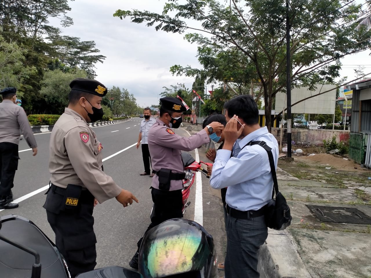 Lagi Lagi, Polsek Selat Disiplinkan Penggunaan Masker Bagi Pengguna Jalan