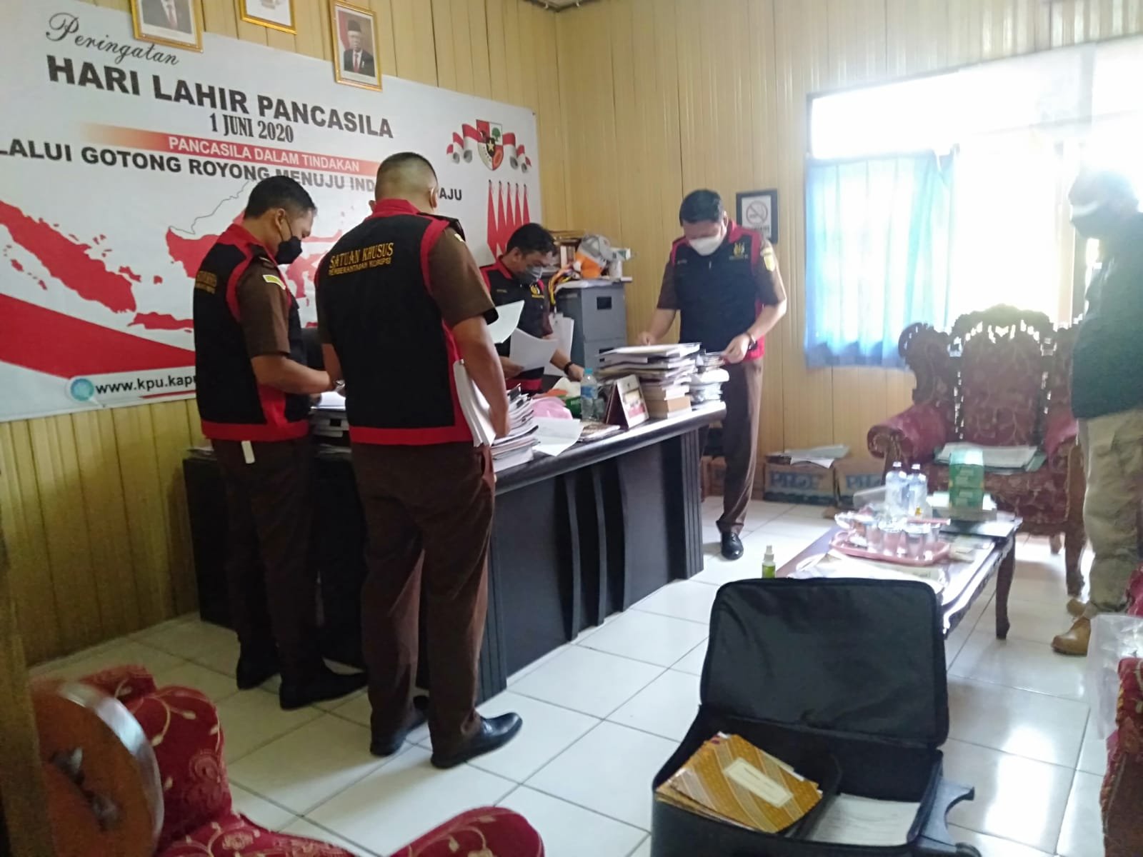 Dana Hibah, Tim Penyidik Kejaksaan Negeri Kapuas Geledah Kantor KPU