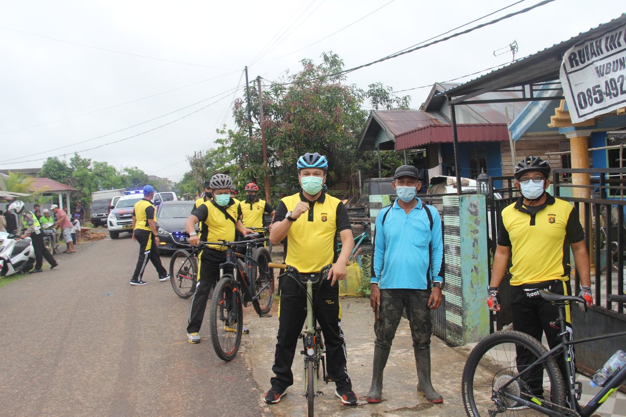 Sambil Gowes, Kapolres Kapuas Sapa Warga   Bagikan Sembako 
