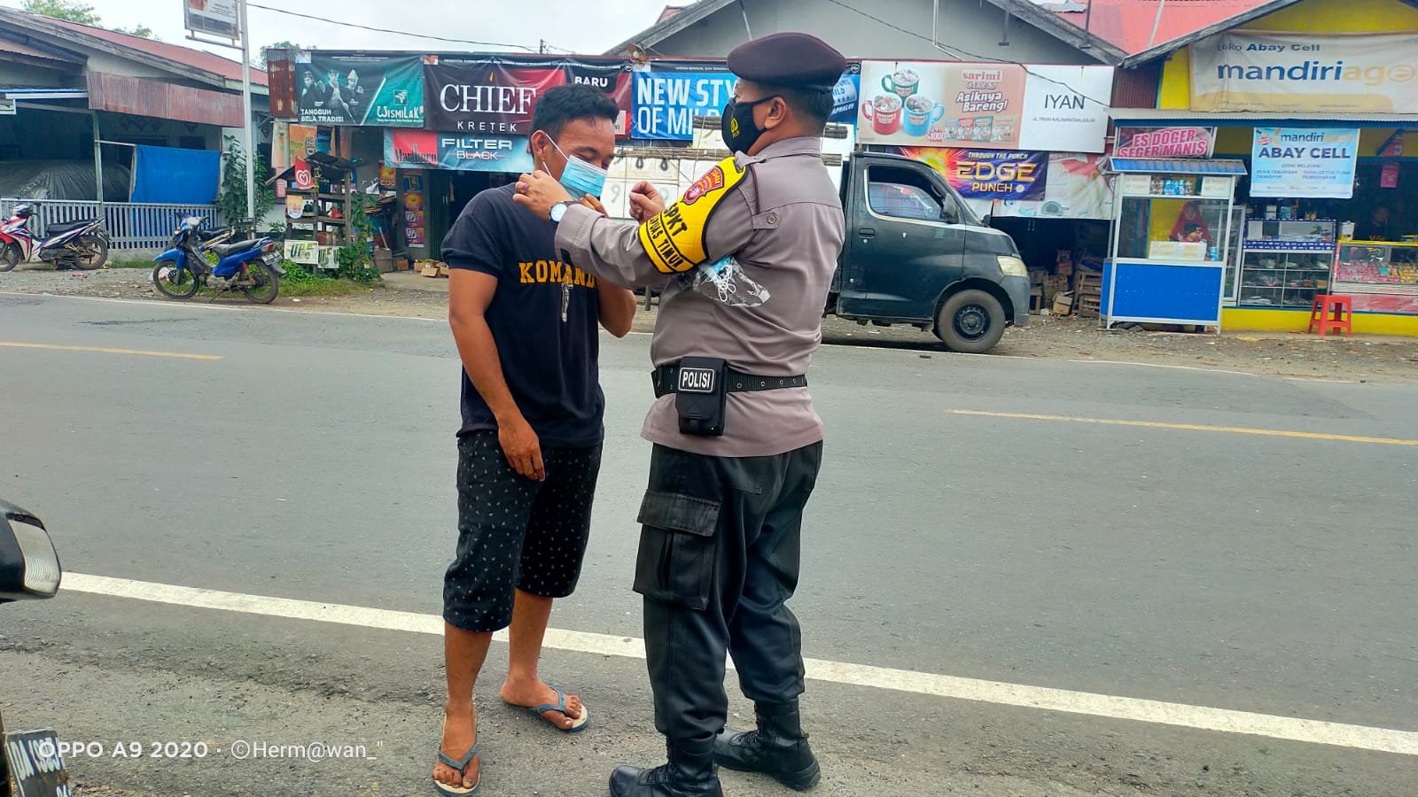 Himbau Masyarakat Patuhi Prokes Polsek Kapuas Timur Bagikan Masker Gratis