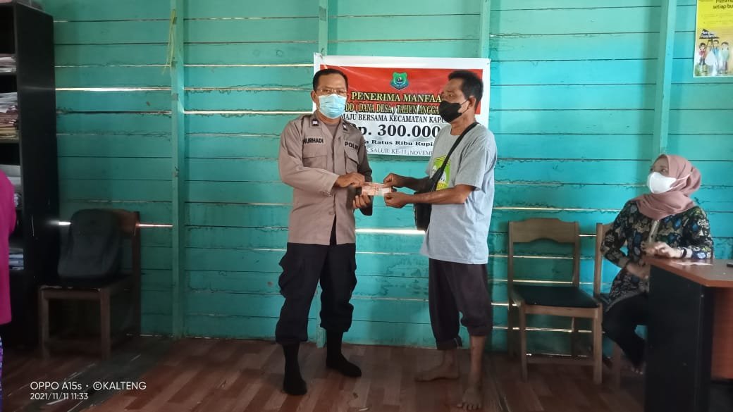 Keluarga Penerima Manfaat Terima Bantuan Langsung Tunai Dari Desa Maju Bersama