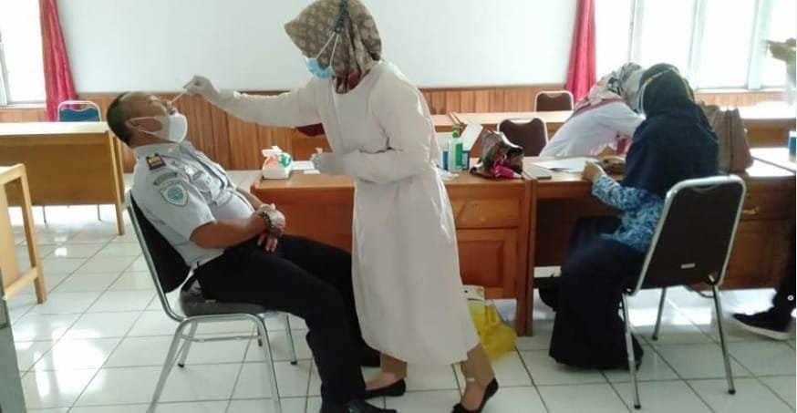 Pegawai Dishub Kapuas Lakukan Test Swab Massal