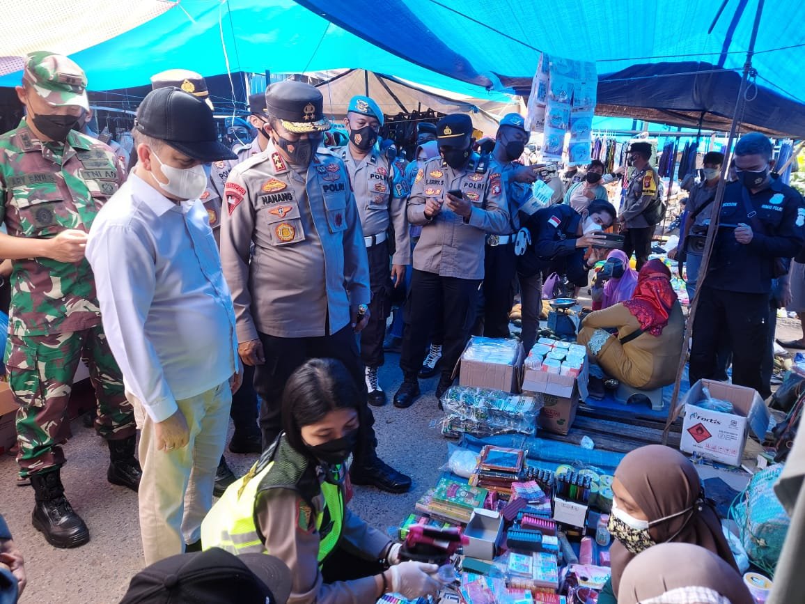 Kapolda Kalteng Tinjau Pelaksanaan Vaksinansi Sasar Masyarakat Dan Pengunjung Pasar