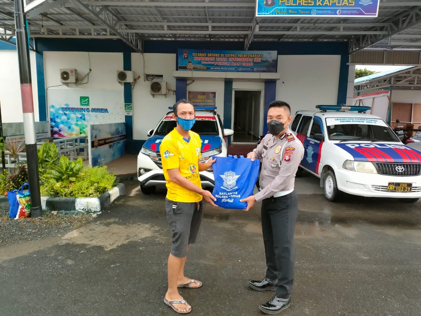Satlantas Polres Berbagi Sesama, Sembako untuk Warga Terdampak Covid-19