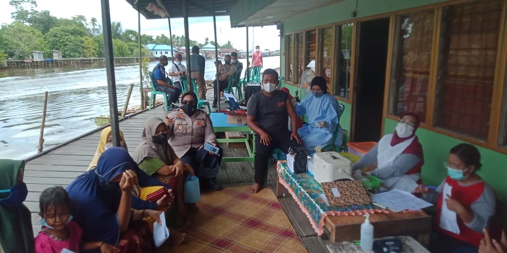 Kapolsek Sambang Rumah Warga Ajak Masyarakat Dukung Program Mensukseskan Vaksinasi Covid-19