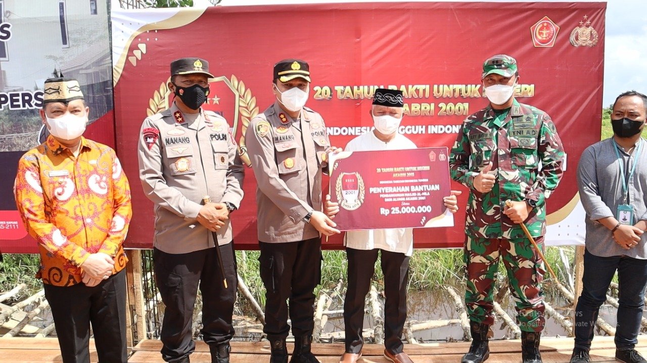 Kapolres Kapuas Serahkan Bantuan Pembangunan Masjid Perumahan Presisi Polres Kapuas Dari Alumni AKABRI 2001