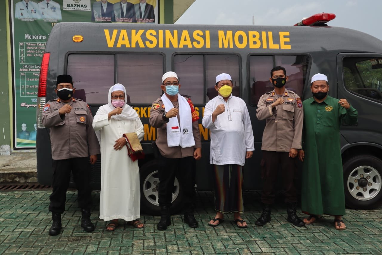 Usai Ibadah Sholat Jumat Menuju Percepatan Herd Immunity Polres Gelar Vaksinasi Massal.
