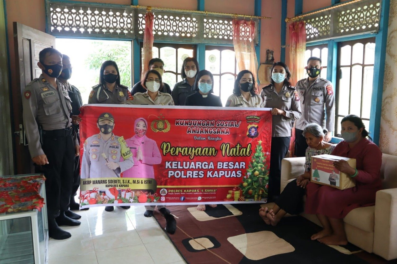 Sambut Natal, Personel Polres Kapuas Gelar Anjangsana ke Warga yang Sakit