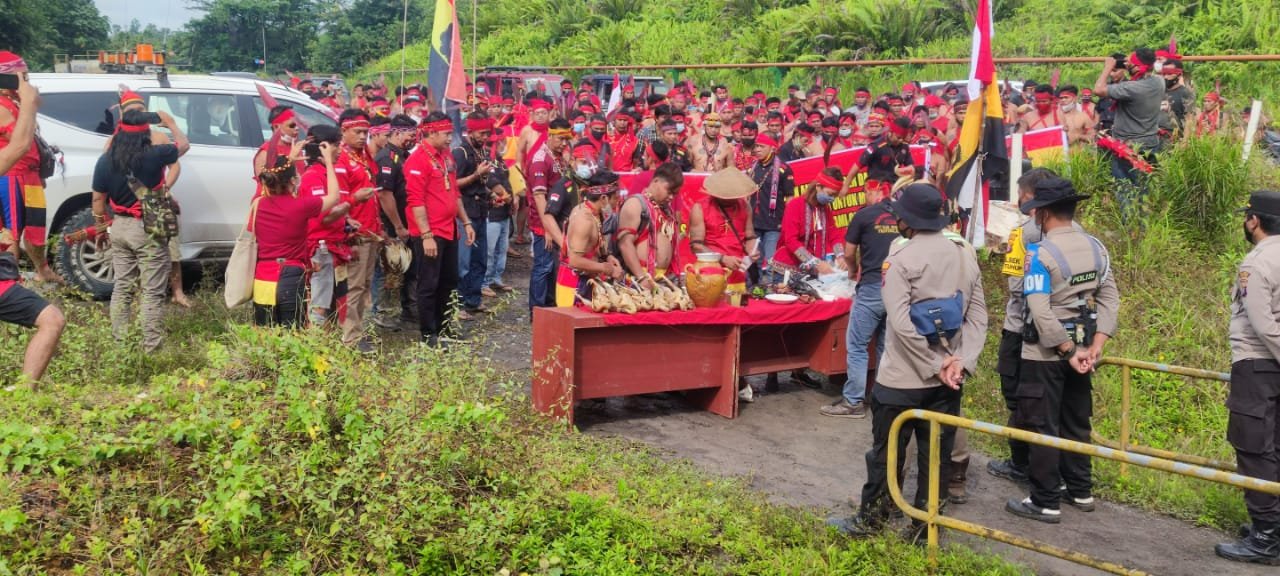 Pasukan Merah TBBR Murung Raya Mendatangi Kantor Kamp PT. Adaro