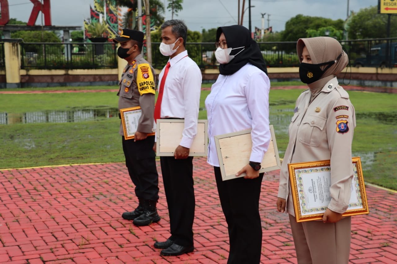 Kapolres Kapuas Beri Penghargaan Kepada Personel yang Berprestasi