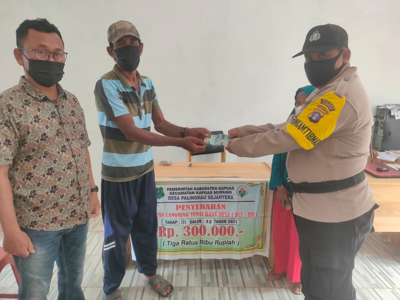 Babinsa, Bhabinkamtibmas Kawal Kades Palingkau Sejahtera Salurkan BLT Tahap lll Salur Ke 12.