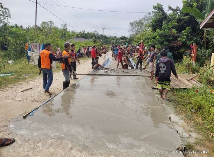 Pemdes Muara Jaan Usai Bangun Jalan Akses Desa Rabat Beton Sepanjang 150 Meter Dari Dana Desa DD Tahun 2021