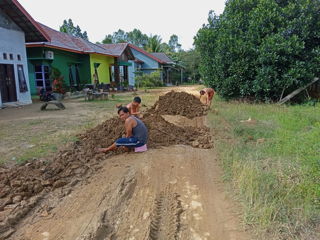 Inisiatif memperbaiki jalan, Pimpinan Umum Forumhukum.id ajak masyarakat gotong royong