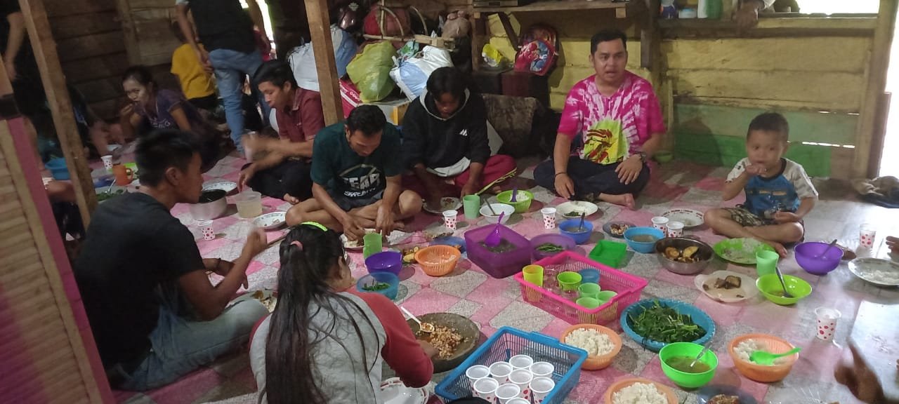 Kades Desa Danau Usung Menghadiri Makan Bersama Dengan Warga.
