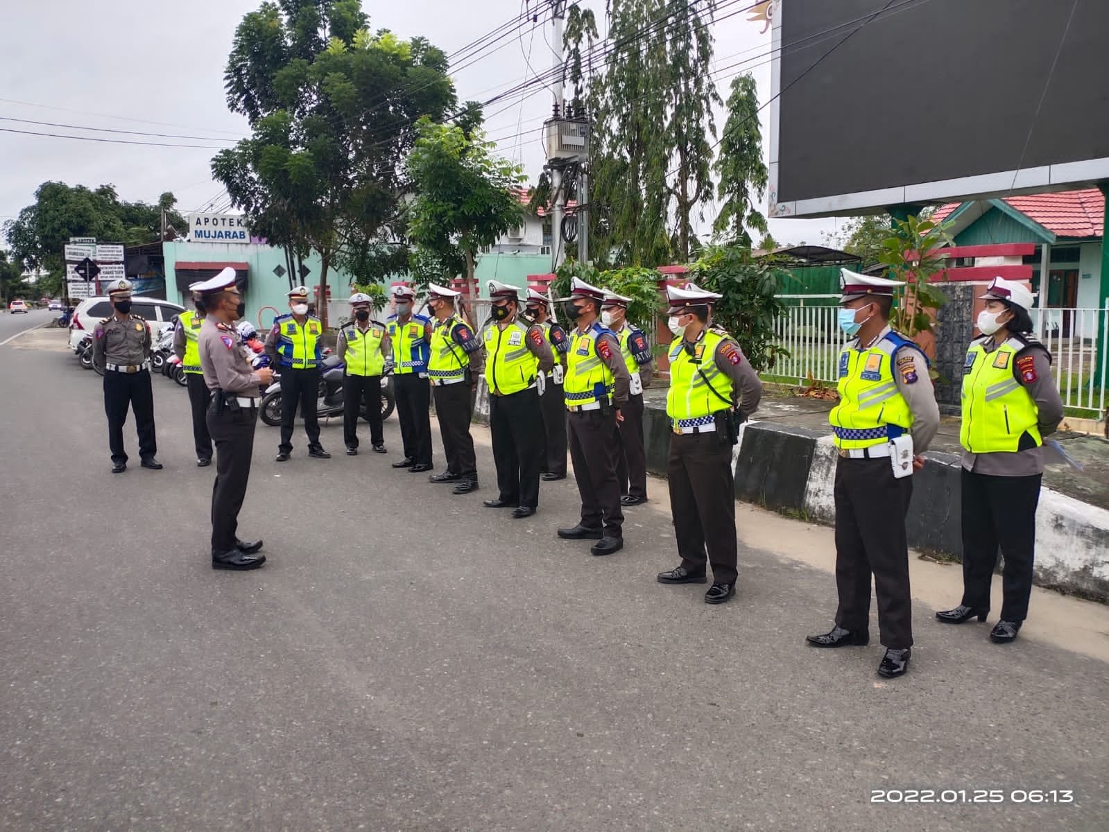 Arus Padat Dipagi Hari Satlantas Polres Berikan Pengamanan Bagi Pengendara 