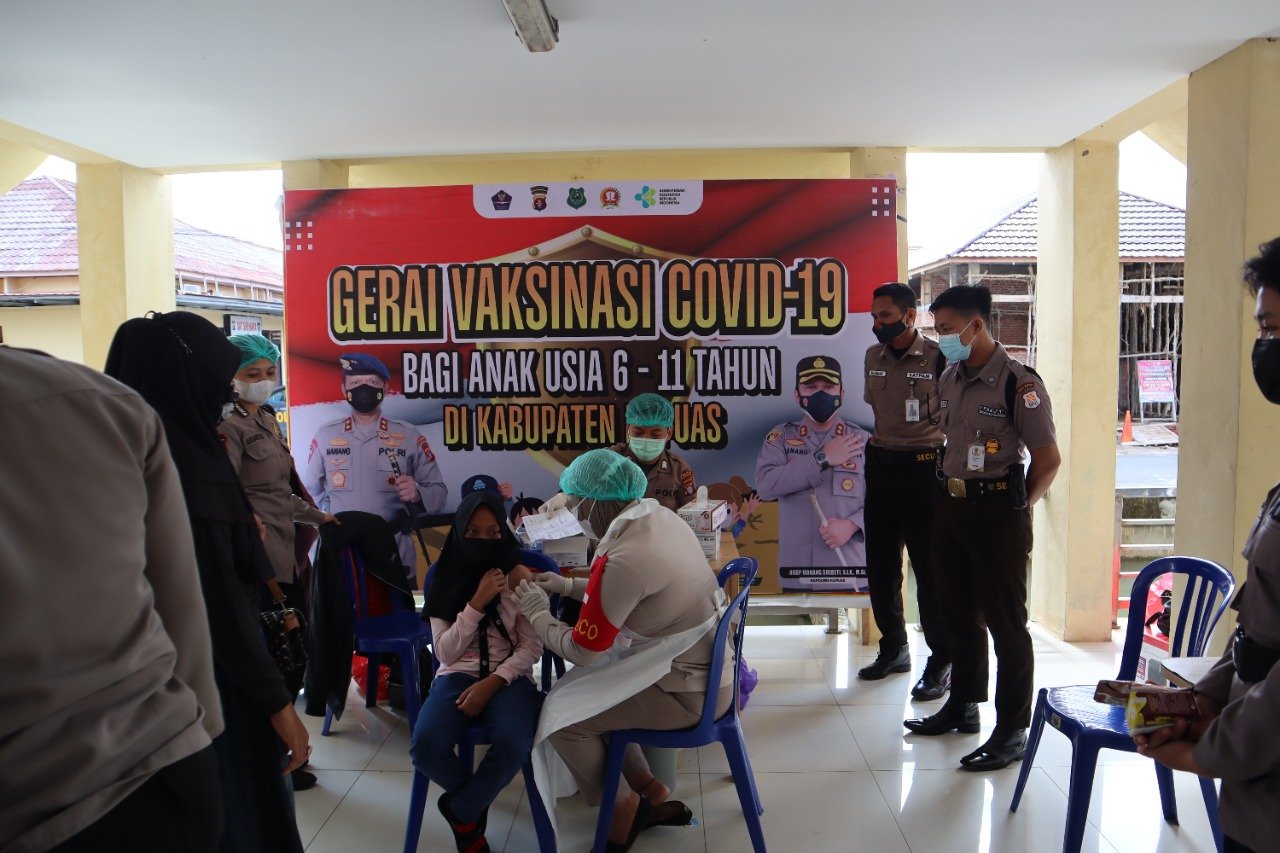 Bersama Personel Polres Personel Satpam Turut Kawal Berlangsung Vaksinasi Covid-19
