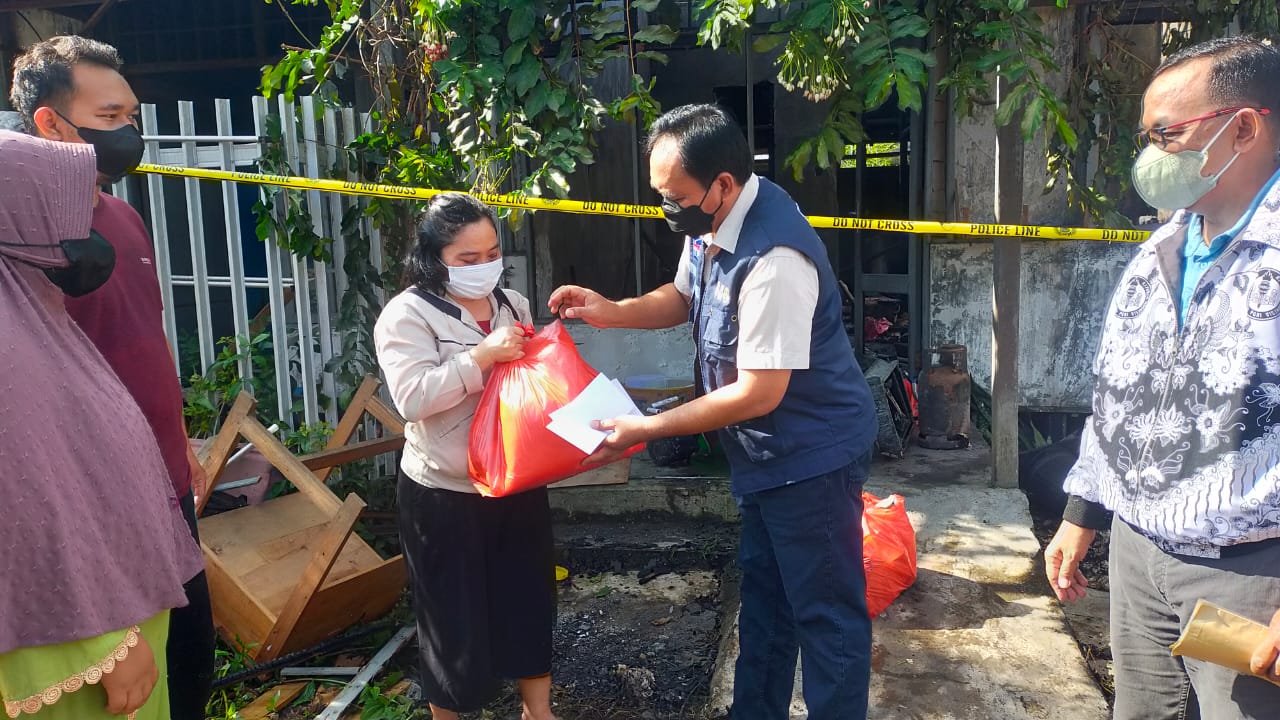 Bantuan Bupati Kapuas Disampaikan Kadisdik Untuk Guru Korban Kebakaran