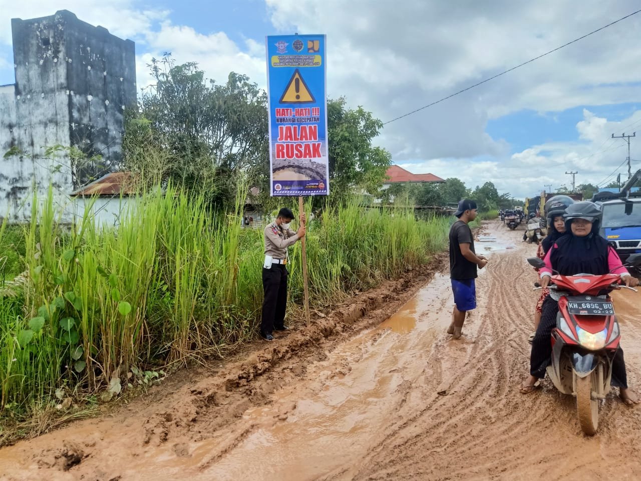 Akibat Jalan Rusak Parah Sat Lantas Bersama Dishub Dan PUPR Tinjau Perbaikan