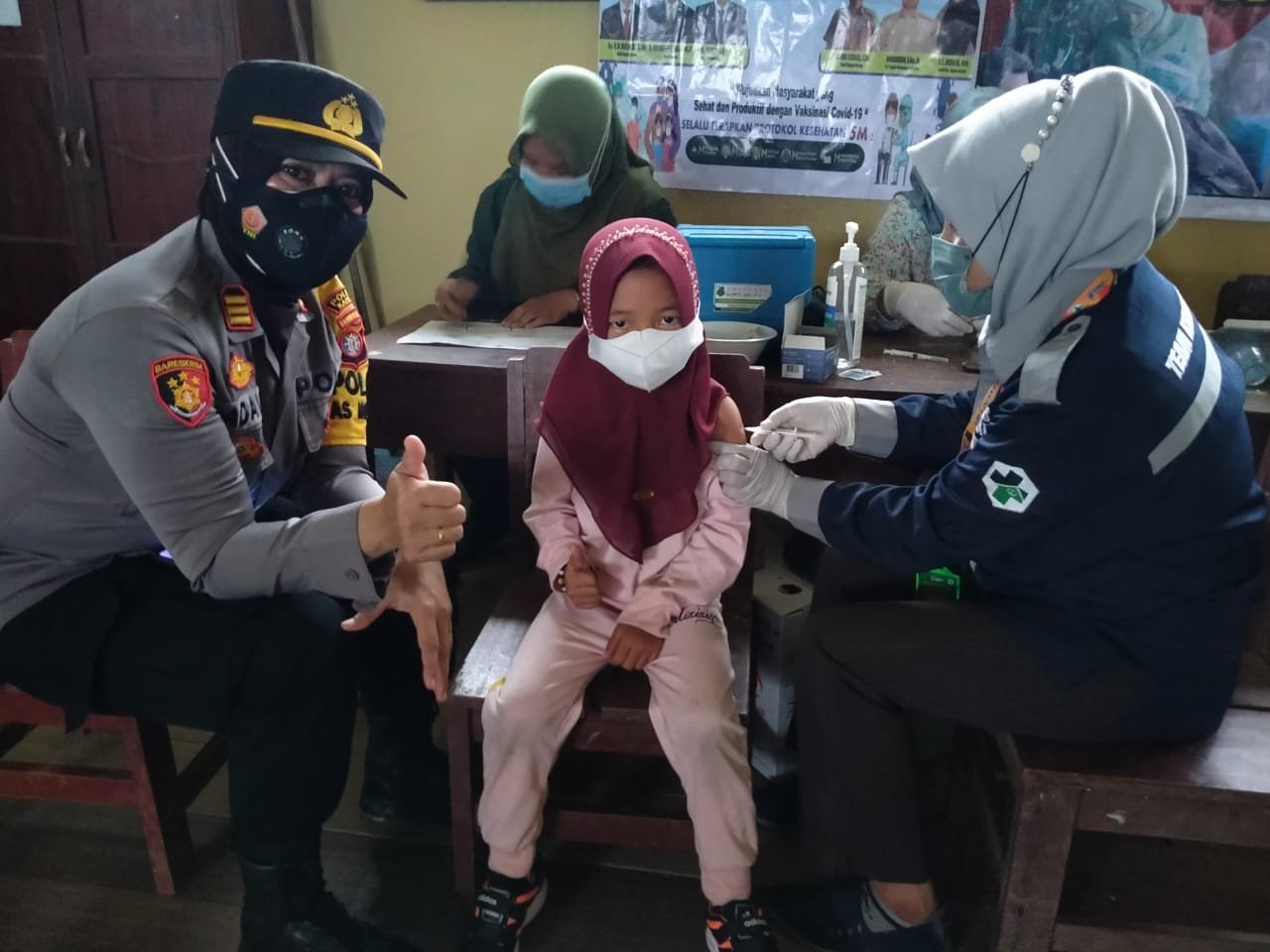 Beri Motivasi, Kapolsek Kapuas Murung Turun Langsung Pantau Pelaksanaan Vaksinasi Anak