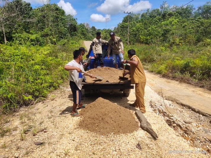 Kepala Desa, Nanang Bersama Warga Perbaiki Akses Jalan Yang Rusak