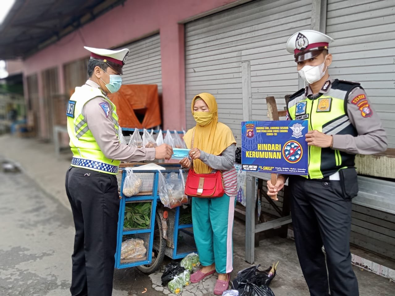 Satlantas Polres Kapuas Berikan Imbauan Prokes Dan Juga Bagikan Masker Pada Warga