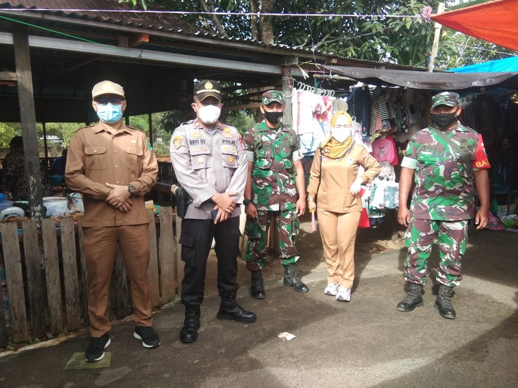 Sosialisasikan Vaksinasi Covid-19 Di Pasar Mingguan, Ini Yang Disampaikan Kapolsek Kapuas Timur