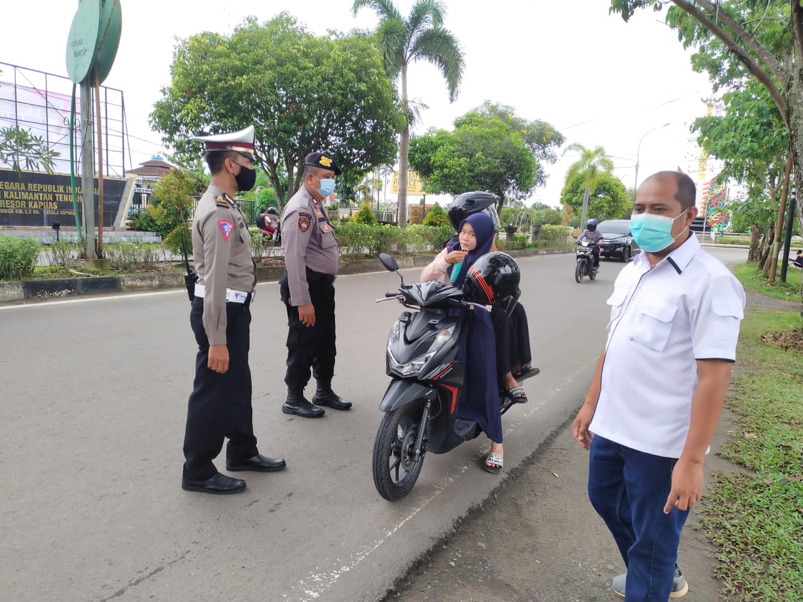 Tim KRYD Regu 2 Berikan Imbauan Protokol Kesehatan Dan Bagikan Masker