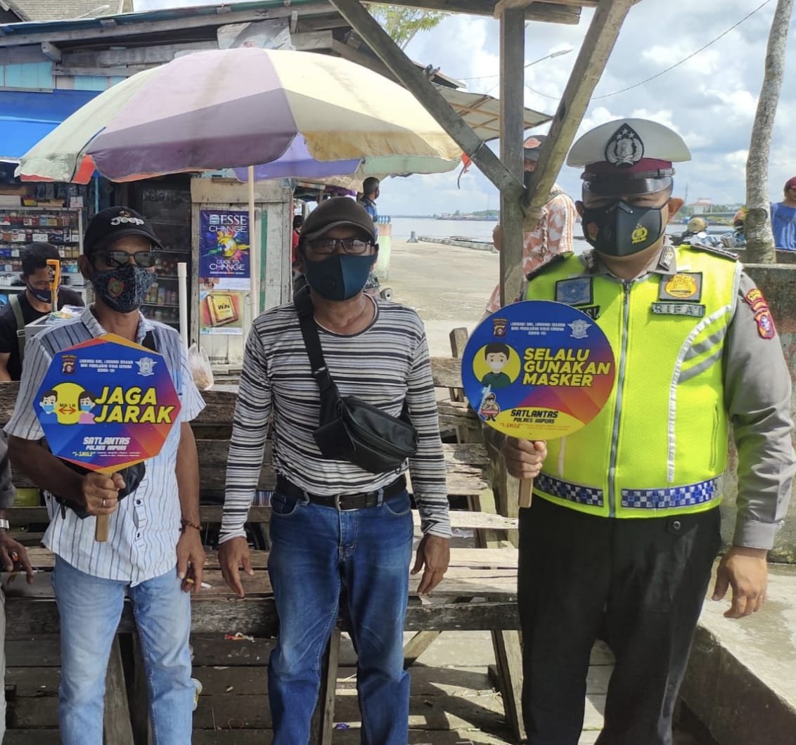 Satlantas Berikan Imbauan Protokol Kesehatan Dengan Media Papan Portable Pada Masyarakat