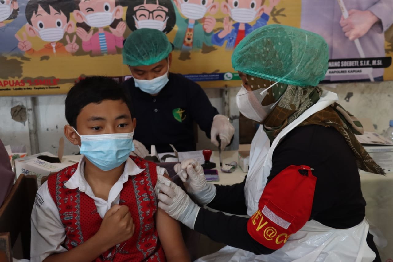 Klinik Polres Kapuas Kembali Lakukan Vaksinasi Khusus Anak Di SDN 7 Selat Hulu
