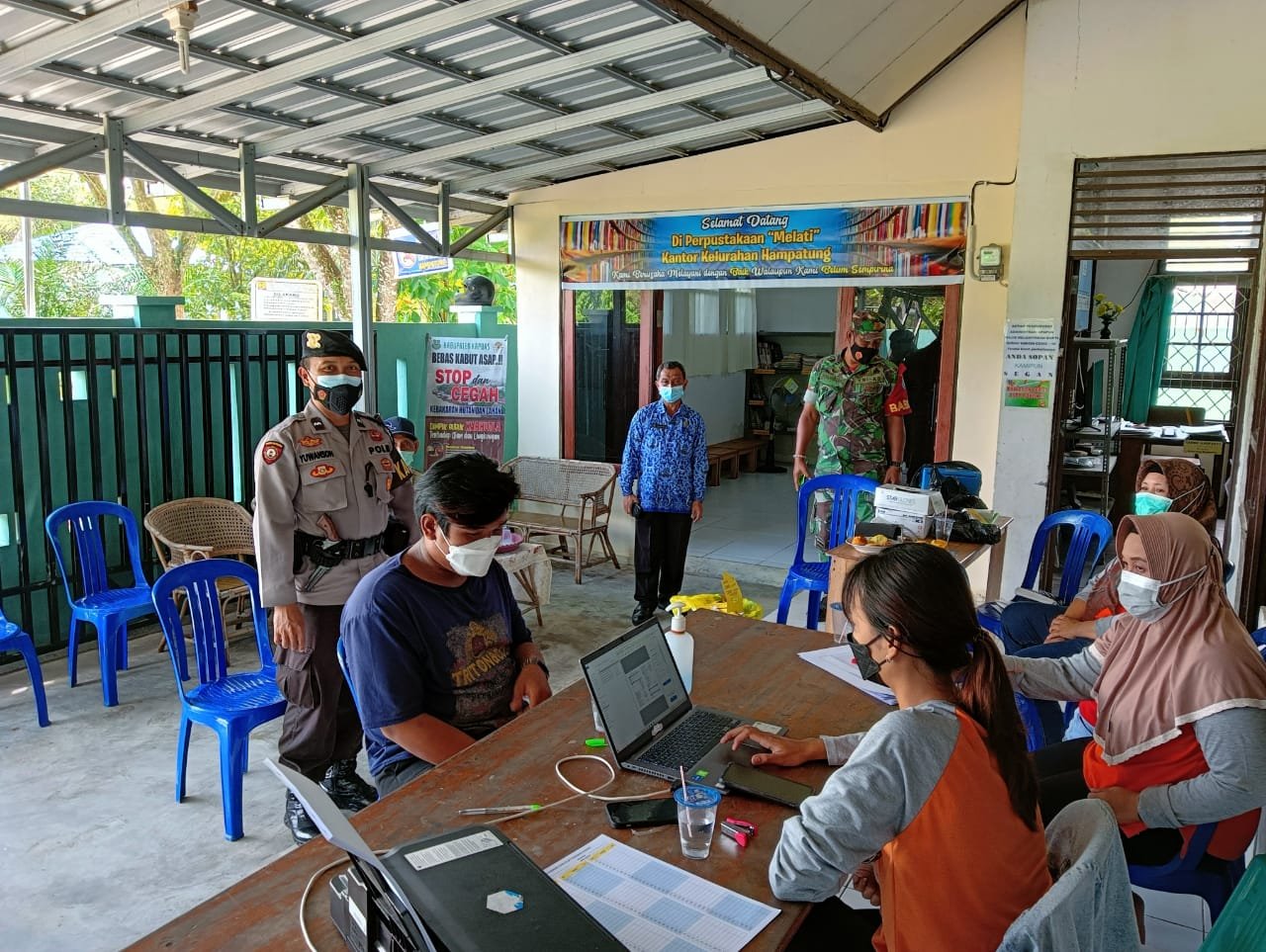 Kapolsek Monitoring Pelaksanaan Vaksinasi Di Kelurahan Hampatung