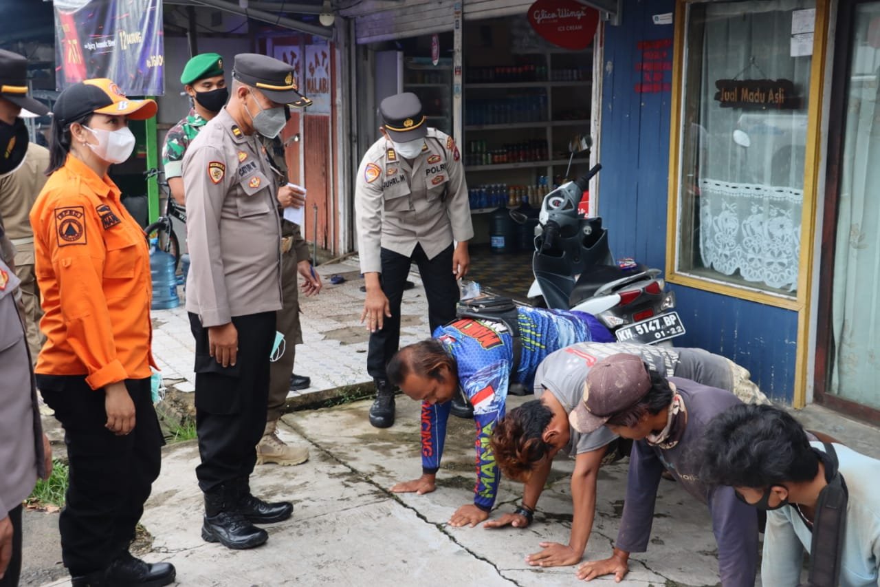 Patroli KRYD, Polres Kapuas Edukasi Penerapan Prokes dan Bagikan Masker ke Warga