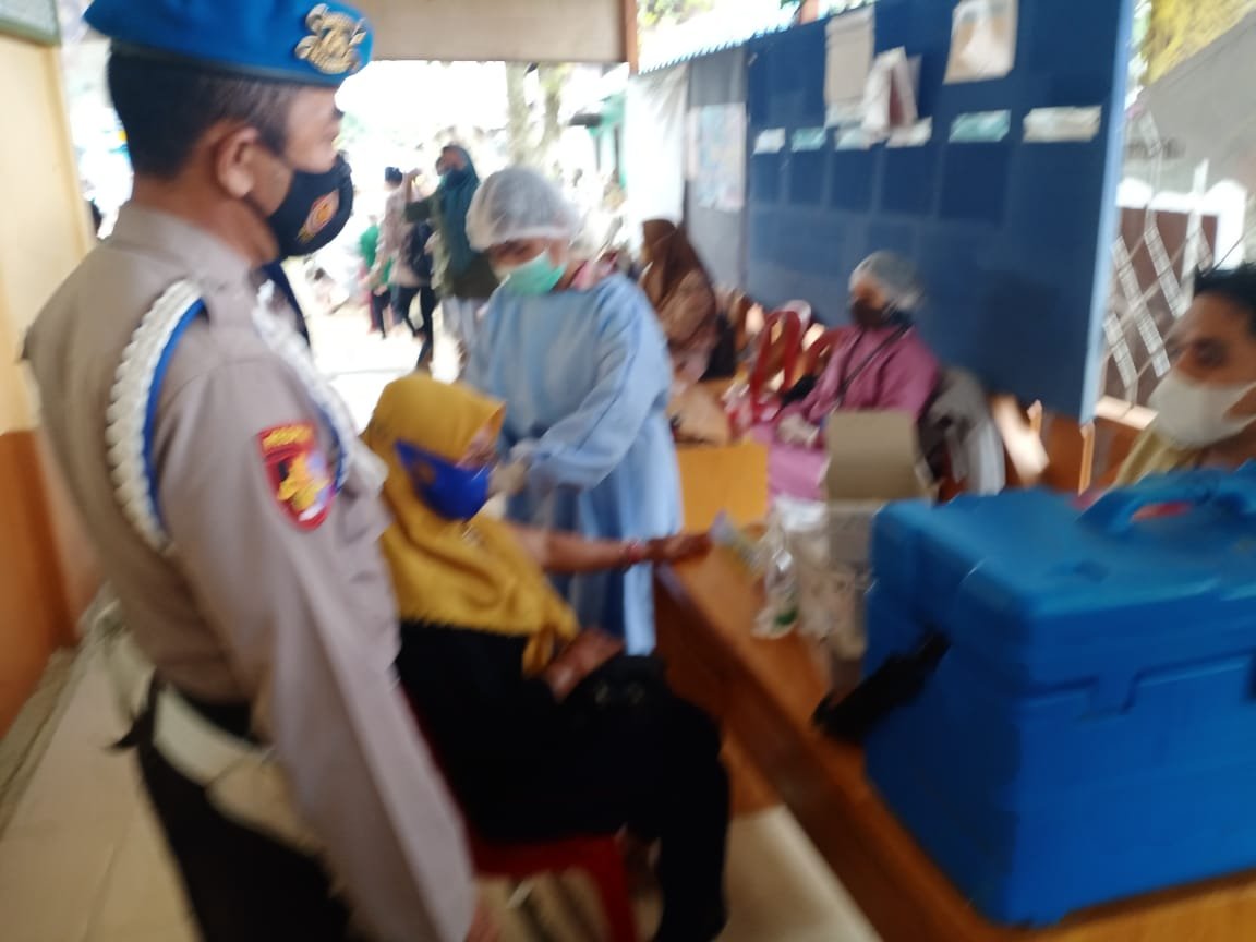 Berikan Rasa Aman, Anggota Polsek Mantangai Amankan Kegiatan Vaksinasi Bagi Warga