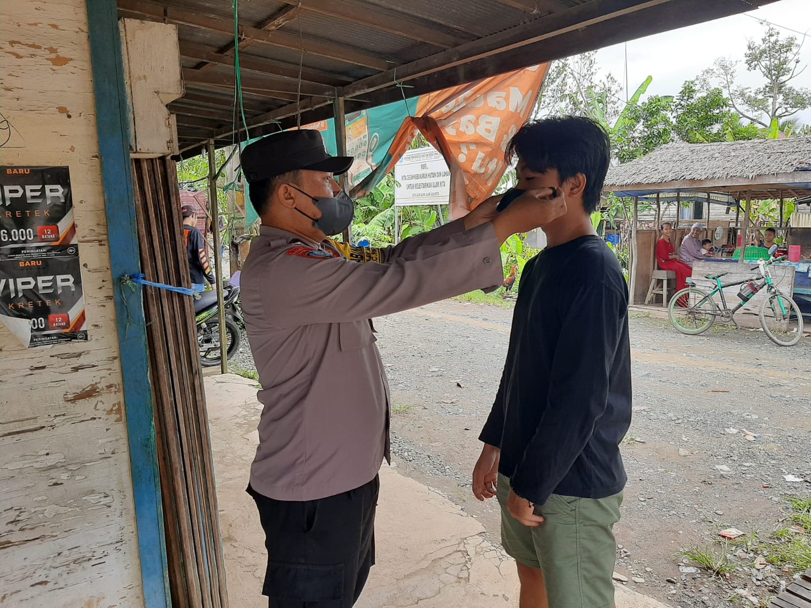 Demi Mecegah Penyebaran Virus Covid-19, Bripka Eka Bani Sematkan Masker ke Warga