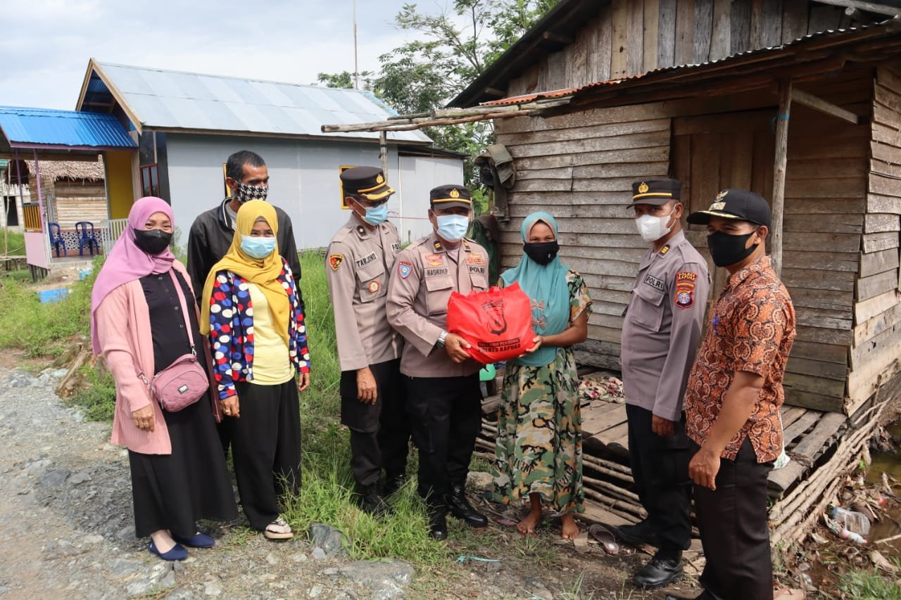 Gerakan 1000 Rupiah Sehari, Polres Kapuas Beri Bantuan Kepada Warga Terdampak Covid-19