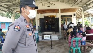 Anggota Polres Barito Timur melaksanakan pengamanan Gereja Bethesda di Desa Sumur, Kecamatan Dusun Timur, Minggu (17/4) pagi tadi. Foto: Humas Polres Bartim.