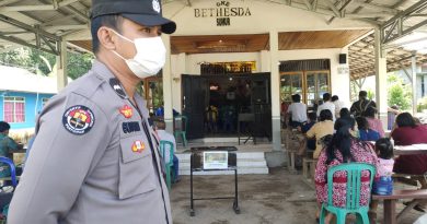 Anggota Polres Barito Timur melaksanakan pengamanan Gereja Bethesda di Desa Sumur, Kecamatan Dusun Timur, Minggu (17/4) pagi tadi. Foto: Humas Polres Bartim.