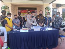 Kapolres Bartim AKBP Afandi Eka Putra memimpin pemusnahan barang bukti narkotika jenis sabu dan ekstasi saat press rilis di Tamiang Layang, Kamis (21/4). (Foto: Istimewa)
