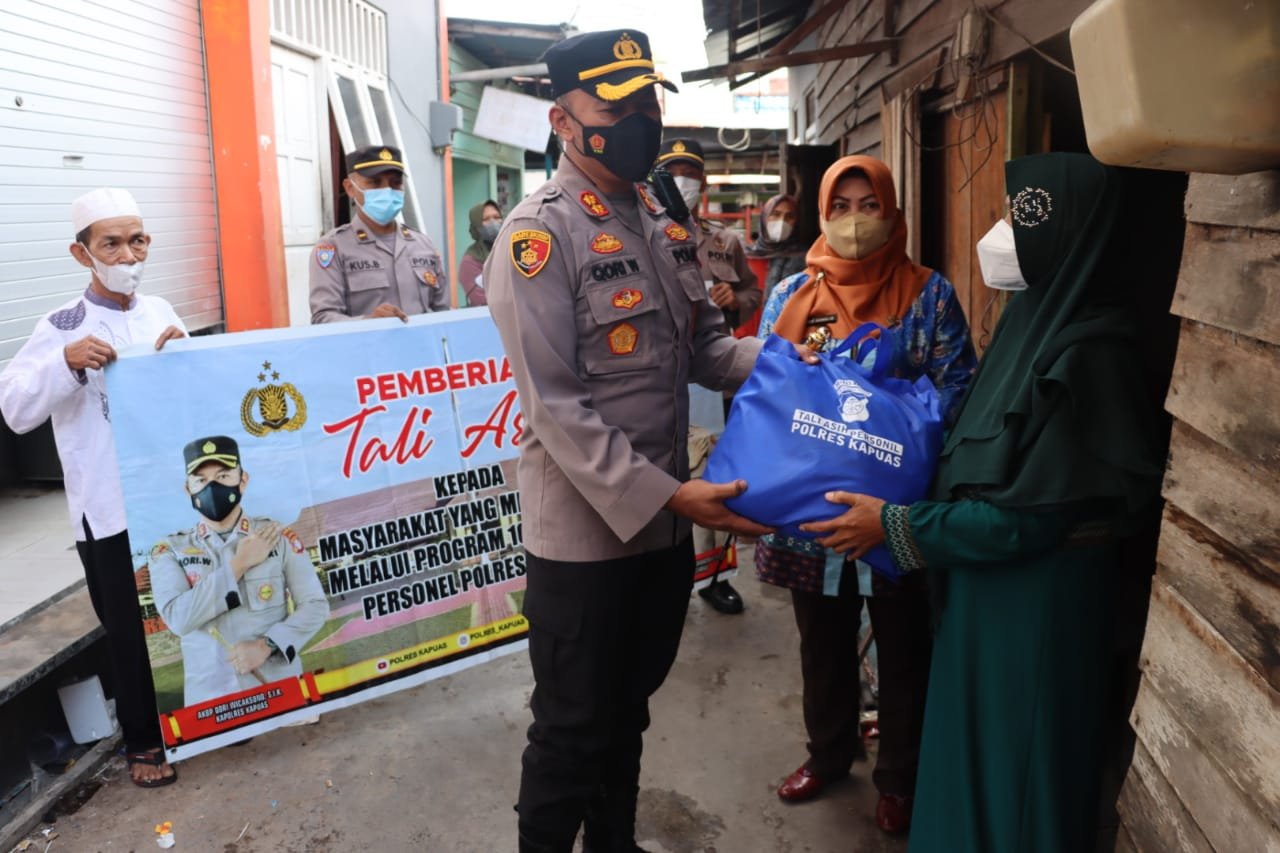Gerakan 1000 Rupiah, Kapolres Kapuas Beri Bantuan Langsung Kepada Warga Tidak Mampu