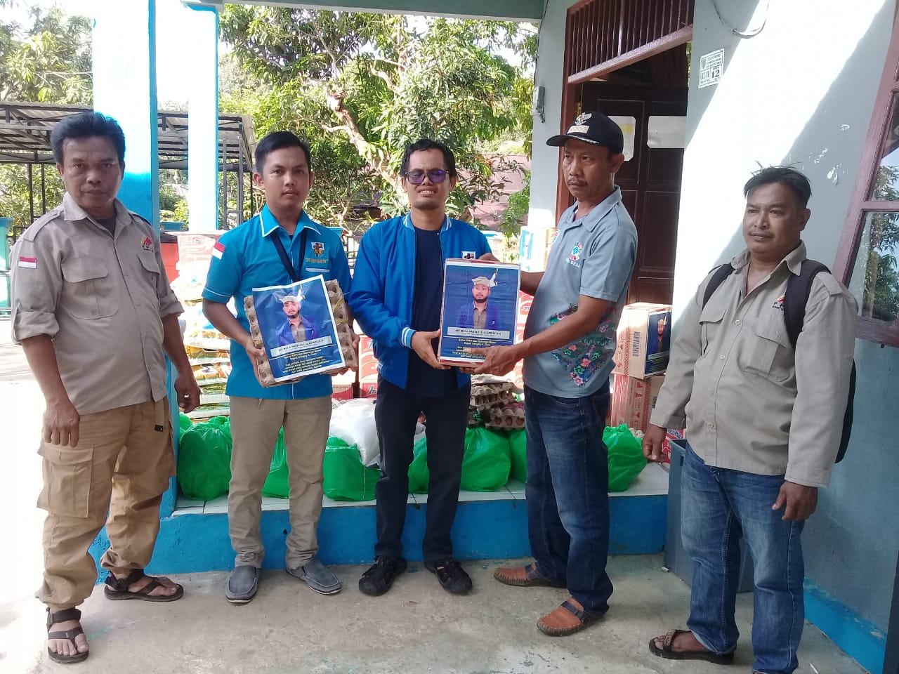 Keluarga Besar Hengky A Garu dan KNPI Bartim Bantu Warga Terdampak Banjir
