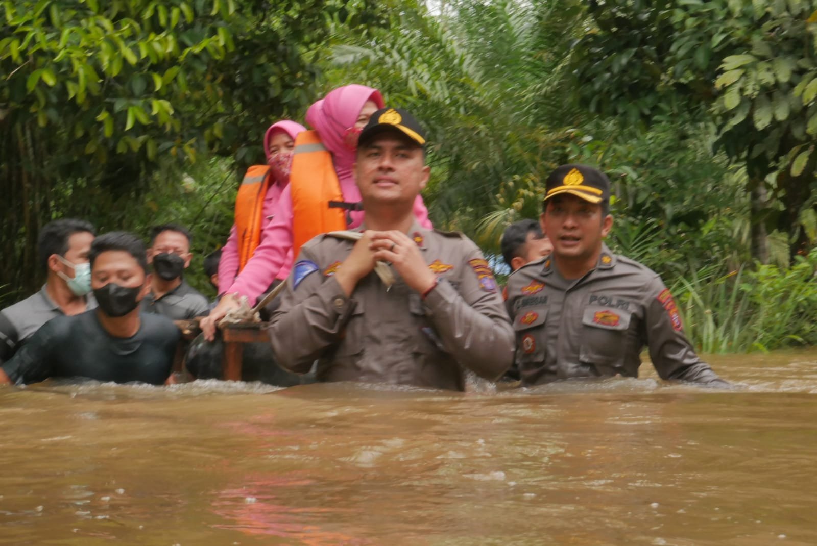 Rela Ikut Suami Terobos Banjir, Bhayangkari Polres Bartim Bantu Korban Banjir