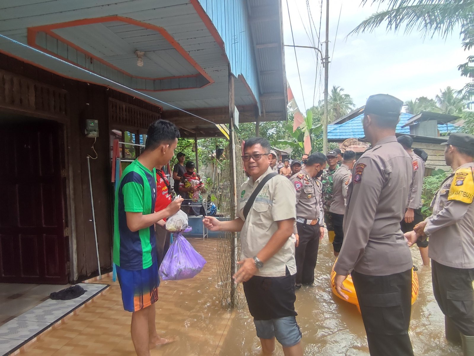 PT SEM Bantu Warga Bartim Terdampak Banjir