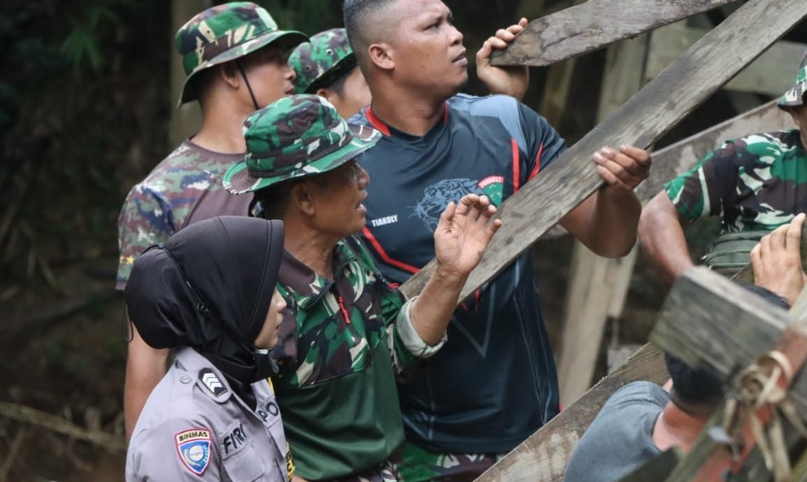 Bersama Warga Desa Haringen,  TNI/Polri  Gotong Royong Bersihkan Reruntuhan Jembatan Akibat Diterjang Banjir