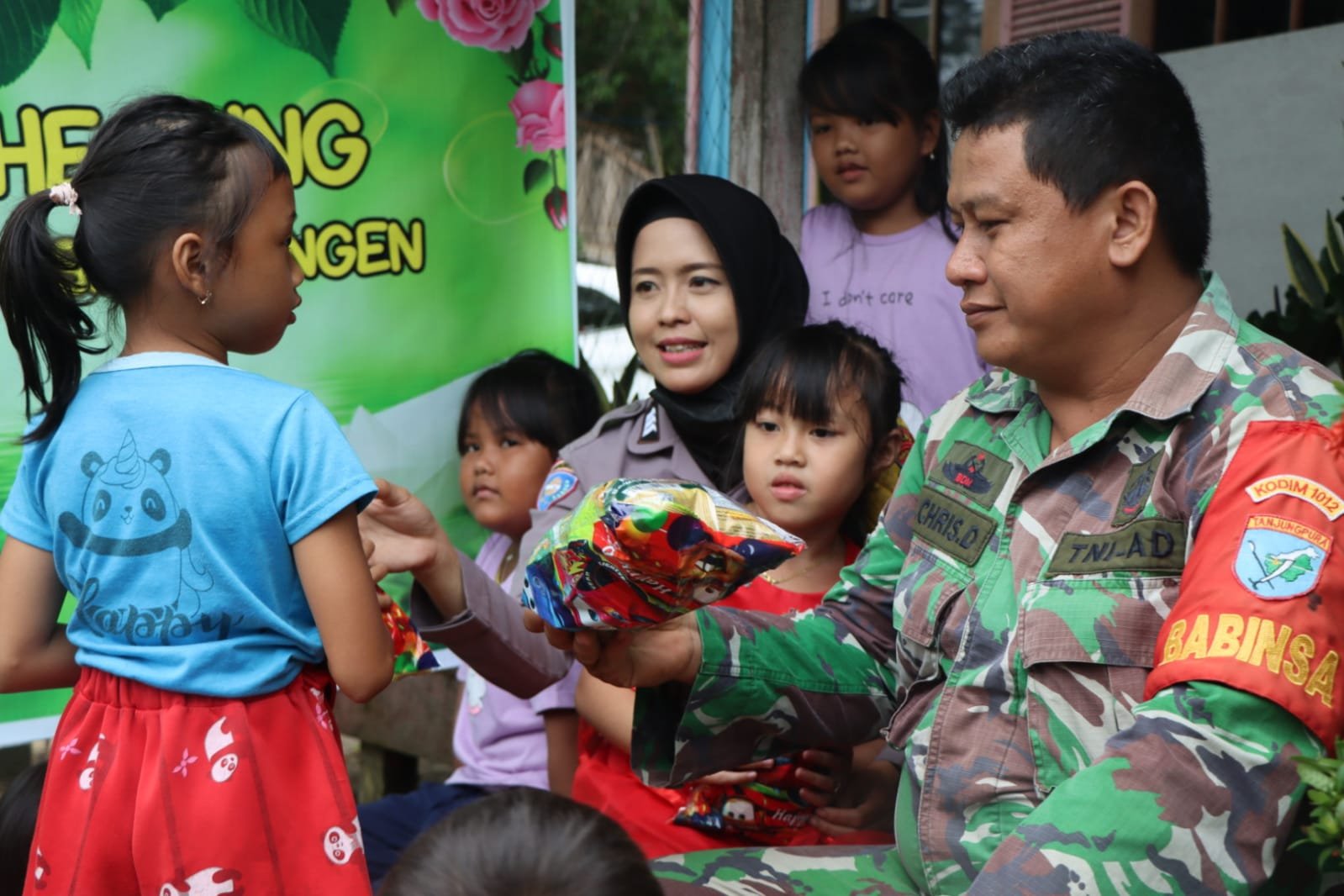Kompak, Bhabinkamtibmas dan Babinsa Lakukan Penyembuhan Trauma Anak Korban Banjir