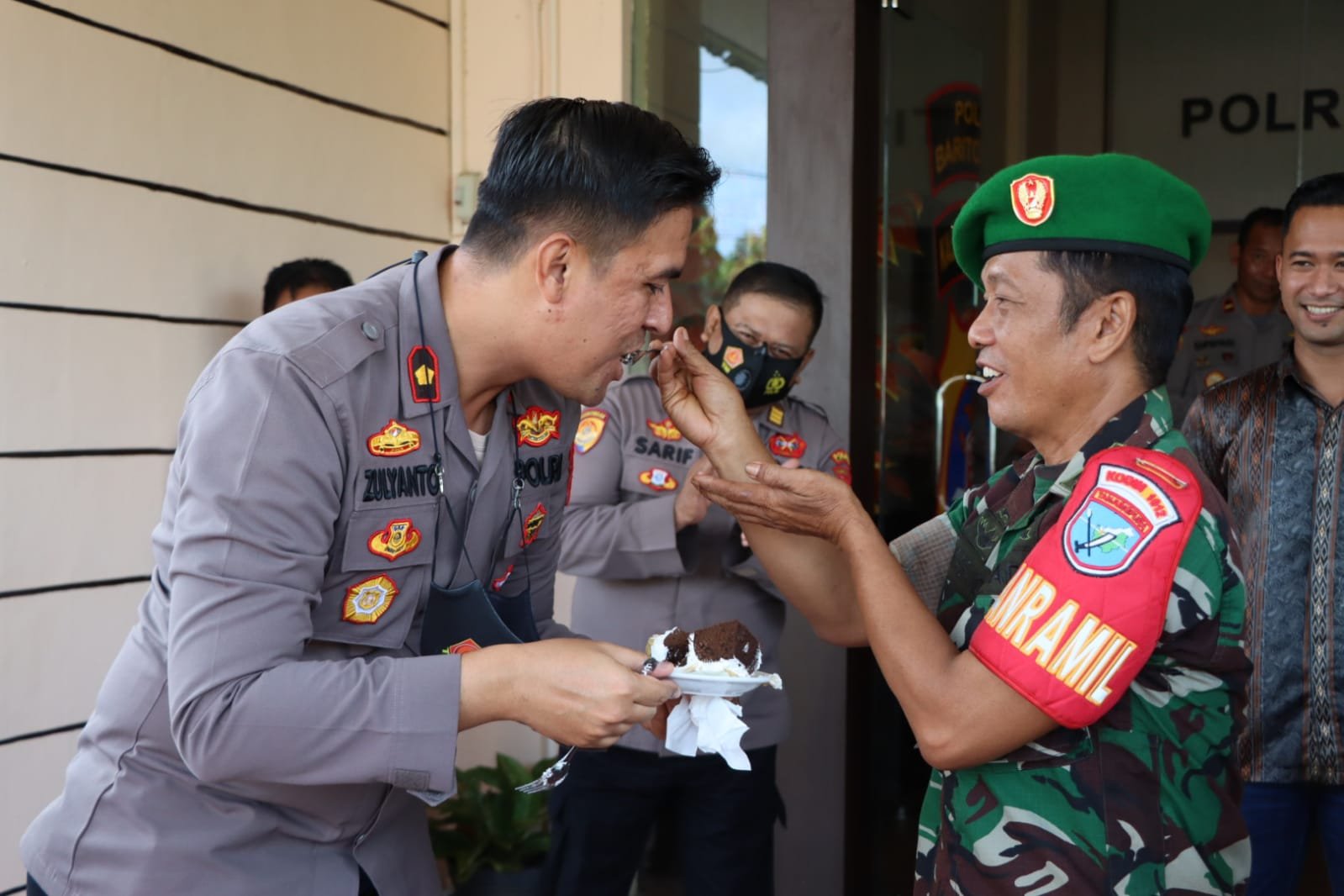 Puluhan personil TNI Sambangi Polres Bartim, Berikan Surprise di HUT Bhayangkara Ke-76