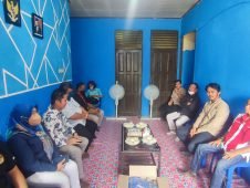 Komisioner KPU Bartim bersilaturahmi mengunjungi rekan-rekan jurnalis di Sekretariat PWI Bartim di Jalan Manunggal RT 7 Tamiang Layang, Selasa (26/7) kemarin.